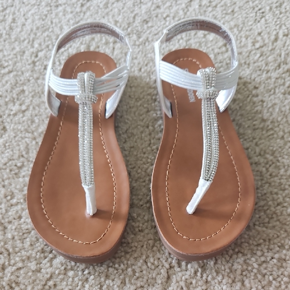 Steve Madden White and Brown Minimalist Sandals